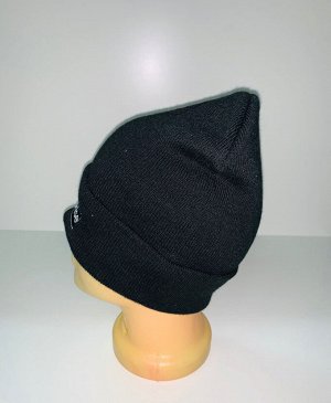 Крутая черная шапка с нашивкой  №3958