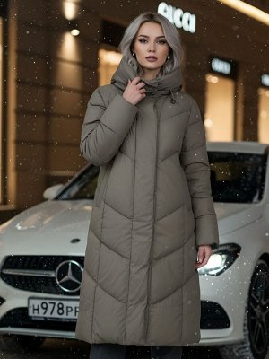 Пальто зимнее утепленное с капюшоном женское светло-коричневого цвета 7628SK