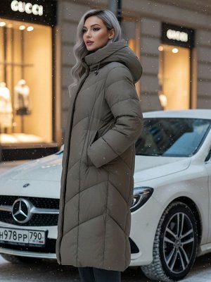 Пальто зимнее утепленное с капюшоном женское светло-коричневого цвета 7628SK