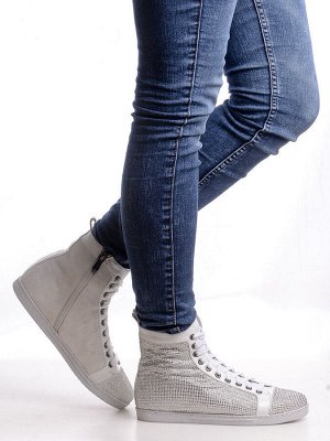 Ботинки Страна производитель: Китай
Полнота обуви: Тип «F» или «Fx»
Материал верха: Натуральная кожа
Цвет: Белый
Материал подкладки: Байка
Стиль: Молодежный
Форма мыска/носка: Закругленный
Каблук/Подо