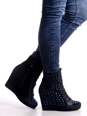 Ботинки Страна производитель: Китай
Полнота обуви: Тип «F» или «Fx»
Материал верха: Замша
Цвет: Синий
Материал подкладки: Байка
Стиль: Молодежный
Форма мыска/носка: Закругленный
Каблук/Подошва: Танкет