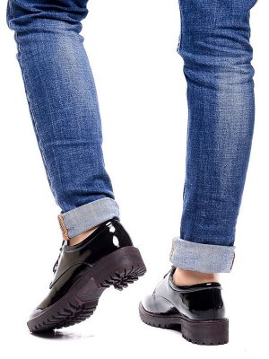 Ботинки Страна производитель: Китай
Вид обуви: Полуботинки
Сезон: Весна/осень
Полнота обуви: Тип «F» или «Fx»
Материал верха: Лаковая кожа натуральная
Материал подкладки: Натуральная кожа
Каблук/Подош