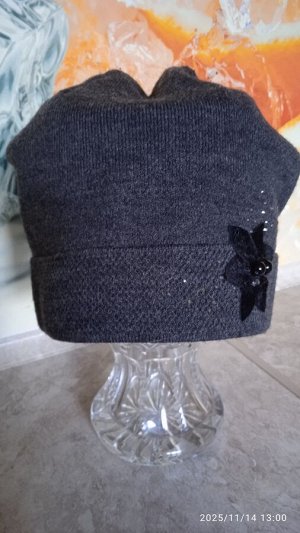 Вязаная шапка на флисе