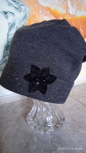 Вязаная шапка на флисе