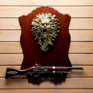 Сувенирное ружье на планшете со львом, 40х60 см