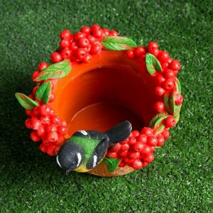 Фигурное кашпо "Птичка на шляпе с ягодами" 20х16см