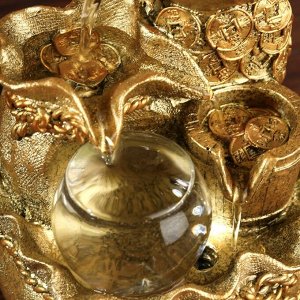 Фонтан настольный от сети, подсветка "Мешок с золотыми монетами" золото 21х15х12 см