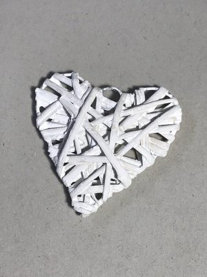 Сердце 8 см с подвесом ротанг на металлич каркасе.Цвет белый.