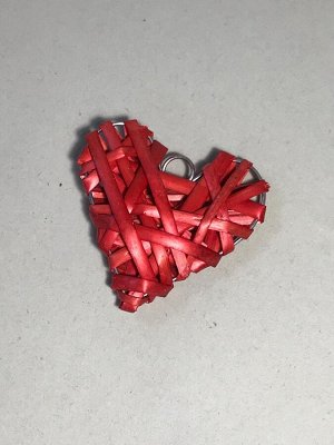 Сердце 8 см с подвесом ротанг на металлич каркасе.Цвет красный.