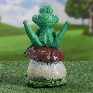 Садовая фигура "Жаба на грибе", зелёный цвет, 27 см