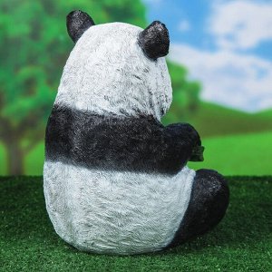 Садовая фигура "Панда держит бамбук перед собой"