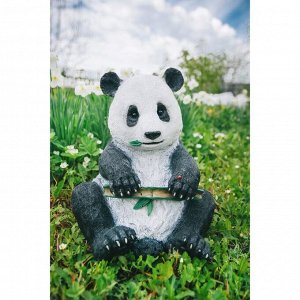 Садовая фигура "Панда держит бамбук перед собой"