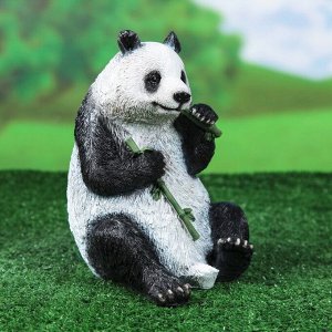 Садовая фигура "Панда одна лапа у рта" малая