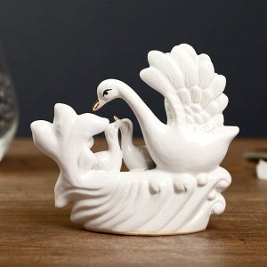 Сувенир керамика &quot;Лебедь с птенцами в цветах&quot; белый с золотом 13х14,2х4 см