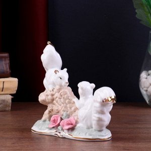Сувенир керамика "Белочки на коряге с розами" белый 13х17х6 см