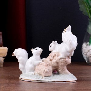 Сувенир керамика "Белочки на коряге с розами" белый 13х17х6 см
