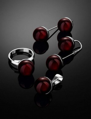 Эффектное кольцо «Париж» из серебра с тёмно-вишнёвым янтарём