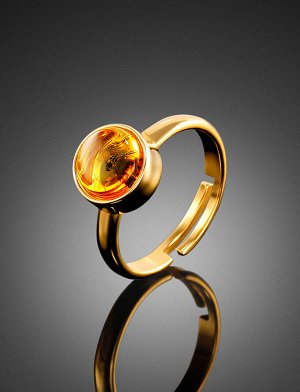 Стильное кольцо из позолоченного серебра и янтаря с инклюзом «Клио», 910007219