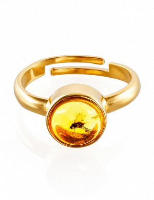 Стильное кольцо из позолоченного серебра и янтаря с инклюзом «Клио», 910007219