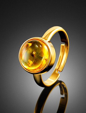 Эффектное кольцо «Клио» из позолоченного серебра и янтаря с инклюзом мушки, 910007234
