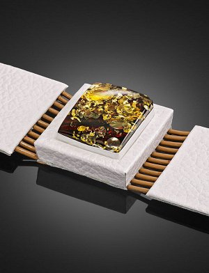 Белый кожаный браслет-манжета с цельным искрящимся янтарём «Амазонка», 805005021