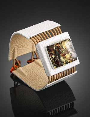 Белый кожаный браслет-манжета с цельным искрящимся янтарём «Амазонка», 805005021
