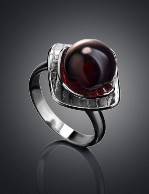 Яркое кольцо «Голливуд» из серебра и натурального янтаря вишнёвого цвета