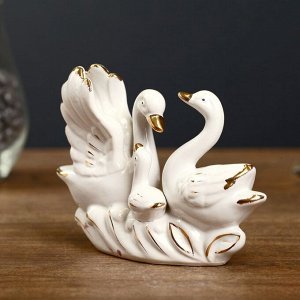 Сувенир керамика "Пара лебедей с птенцом на волнах" белый с золотом 11х14,3х4,2 см