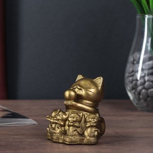 Нэцкэ фигурка «Кот манэки-нэко с котятами», полистоун, под бронзу, 7.5x6.5x7 см