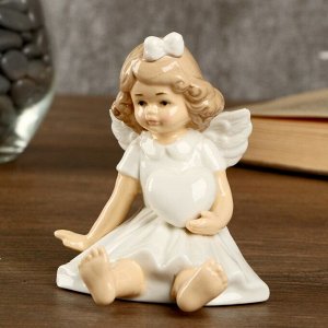 Сувенир керамика "Девочка-ангел в белом платье с сердцем" 10х7,8х10,1 см