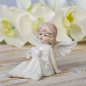 Сувенир керамика "Ангелочек в белом платье держит сердце" 12,5х8,3х9 см