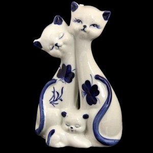 Сувенир керамика "Две кошки с котёнком" синяя роспись 12,5х8х4,5 см