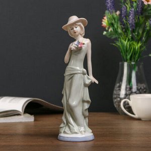 Сувенир керамика "Девушка кокетка с букетом" 22х7х7 см