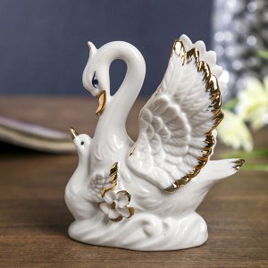 Сувенир керамика "Белая лебедь с малышом" 10.5х9х4.5 см