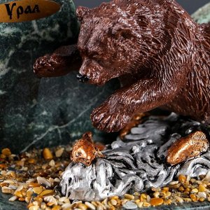 Сувенир "Медведь на рыбалке", 10х15х10 см, змеевик, гипс, минералы