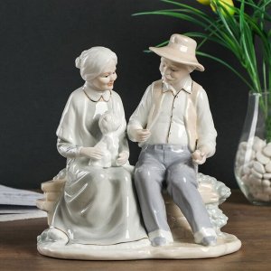 Сувенир керамика "Дедушка с бабушкой на лавочке с пёсиком" 22.5х12х21 см