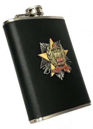 Подарочная фляжка для алкоголя с пограничным жетоном. Максимально мужской стильный дизайн №14