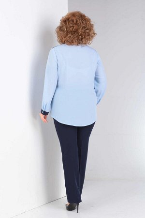 Блузка П/э 75%, виск 20%, п/у 5% Рост: 164 см. блуза из легкой ткани мягкой и приятной к телу. Блуза скомбинирована из 2-х цветов ткани. Воротник, планка, манжеты и кокетки выполнены из темно-синего ц
