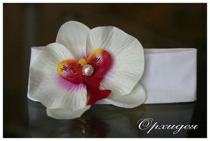 Орхидея.   цветок съемный украшение: жечужина со стразинкой посерединке Повязки на голову почти не выходят из моды. В этом сезоне повязки на голову стали более гламурными и получили звание настоящего 