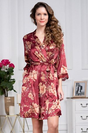 Халат Короткий запашной халат Mia-Amore с рукавом ¾, выполнен из принтованного смесового шелка и декорирован ажурным кружевом, которое расположено по низу рукавов. Линию борта подчеркивает контрастный