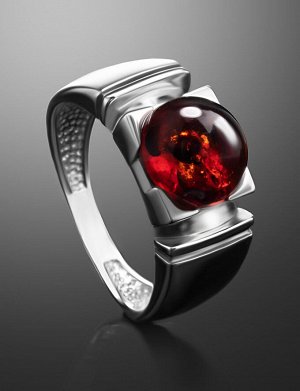 Стильное серебряное кольцо с круглой вставкой из натурального янтаря вишневого цвета «Рондо», 5063210239