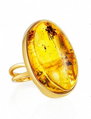 Эффектное кольцо из янтаря с инклюзом в позолоченной оправе «Клио», 010001044
