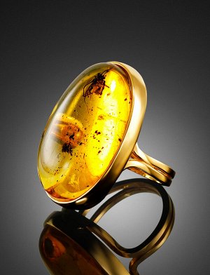 Эффектное кольцо из янтаря с инклюзом в позолоченной оправе «Клио», 010001044