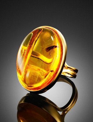 Крупное объёмное кольцо из янтаря с инклюзом мушки «Клио», 010001045