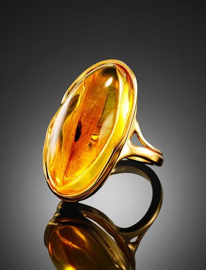Яркий позолоченный перстень, украшенный натуральным янтарём с инклюзом «Клио», 010001048