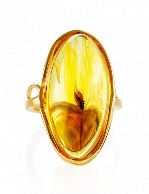 Яркий позолоченный перстень, украшенный натуральным янтарём с инклюзом «Клио», 010001048