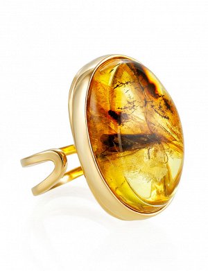 Объёмное кольцо из янтаря с крупным инклюзом в позолоченной оправе «Клио», 010001055