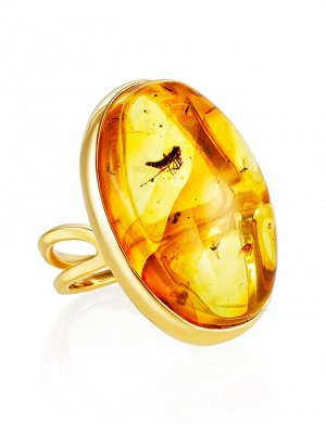 Крупное объёмное кольцо из янтаря с инклюзами в позолоченной оправе «Клио», 010001057