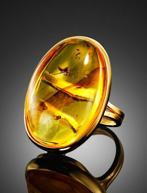 Крупное объёмное кольцо из янтаря с инклюзами в позолоченной оправе «Клио», 010001057