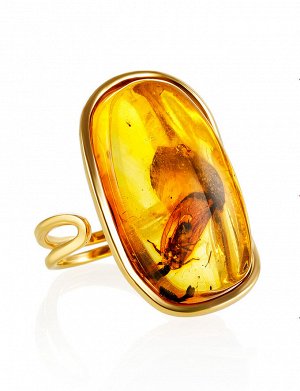 Эффектное кольцо из янтаря с инклюзом в позолоченной оправе «Клио», 010001059
